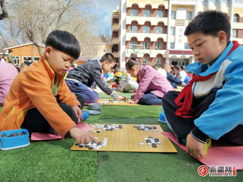 校园对弈 乌鲁木齐市583名小学生角逐围棋大赛