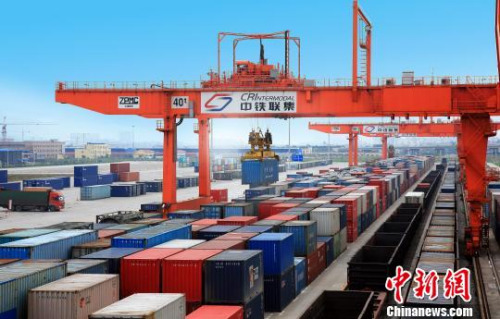重庆沙坪坝西永片区西部物流园区域实施内陆铁路口岸贸易。 资料图 摄