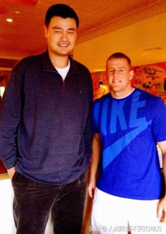 季后赛丰田中心惊现超级壮汉,NBA球员与他一