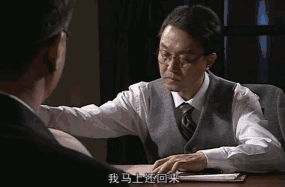 在李达康之前,吴刚另一个最被人熟知的角色就是《潜伏》中的陆桥山.