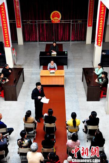 4月16日,江西省宜春市万载县法院法官在鹅峰乡村级文化站开设的模拟法庭上“审理”一起“假种子纠纷案”。邓龙华 摄