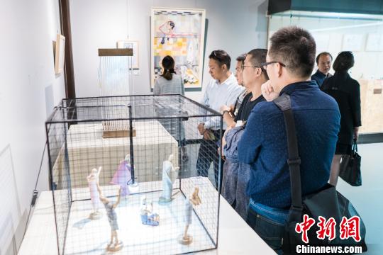 “衣起?重生”环保艺术展17日在广州举行。 王谨 摄