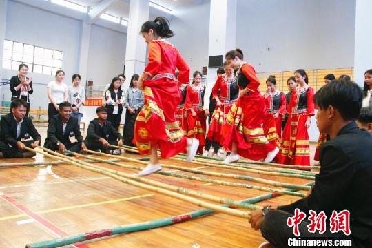 图为泰国学生在敲竹竿,中国学生跳竹竿舞。 朱柳融 摄