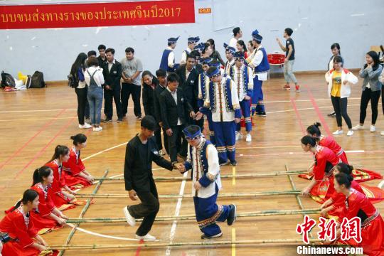 图为中国学生和泰国师生一起跳竹竿舞。 朱柳融 摄