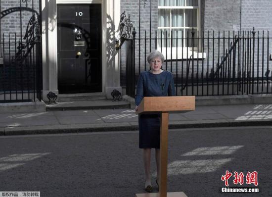 当地时间4月18日，英国首相特蕾莎·梅在首相官邸前发表声明，宣布将在6月8日提前大选。