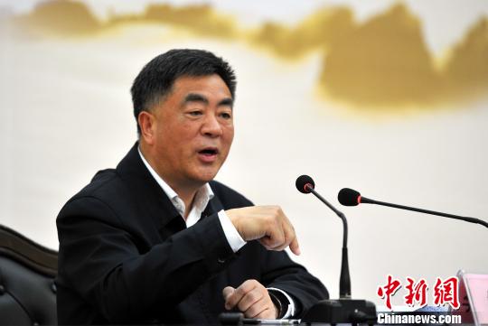 朱虹进行了一场名为《辉煌灿烂的江西文化》的讲座。 刘占昆 摄 首部江西历史文化简明读本《人文江西读本》首发