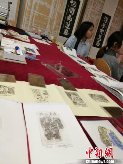复旦大学文科图书馆里展出了该校中华古籍保护研究院2016级专业硕士的版画作品,这些作品凝结了学生们对书的感情和传统技艺的继承。 陈静 摄