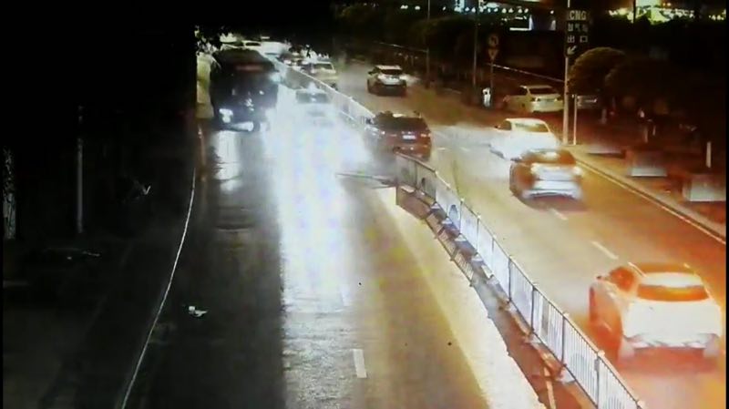 雨天代驾难叫 遇电话连环催 铤而走险醉驾撞上