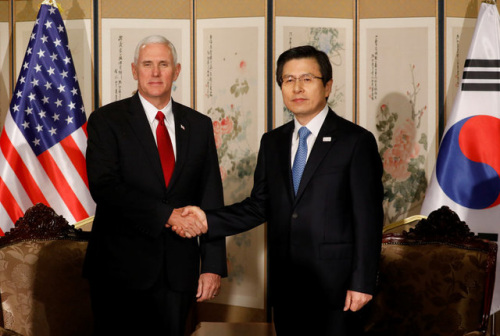 美国副总统彭斯访韩，与代行总统职务的韩国总理黄教安会面。（图片来源：路透社）