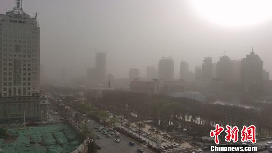 图为当日清晨,西宁市天空一片昏暗,能见度低。 孙睿 摄