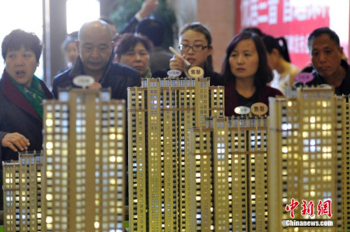 资料图:民众正在选购商品房。 <a target=\'_blank\' href=\'http://www.chinanews.com/\'>中新社</a>记者 韦亮 摄