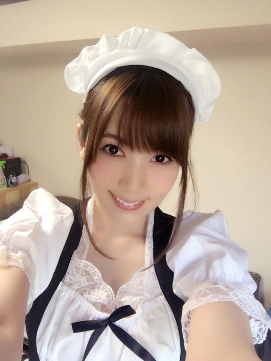 还cos成了的女仆,不愧是cosplay成瘾的二次元美少女啊,接下来我们就一