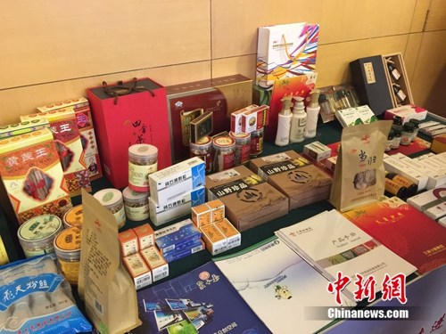 会场展示的一些甘肃当地产品。<a target=\'_blank\' href=\'http://www.chinanews.com/\' >中新网</a> 吴涛 摄