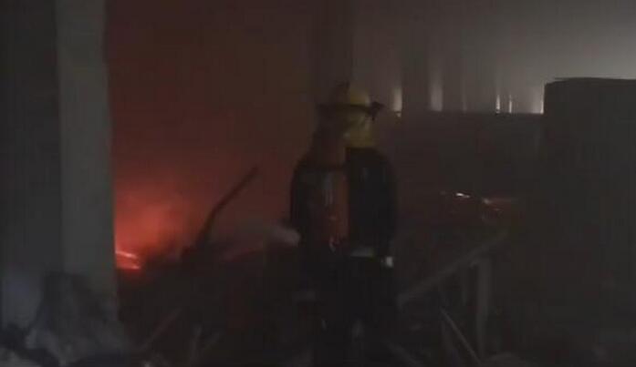 南京汽车厂突发火灾 火势较大4小时扑灭