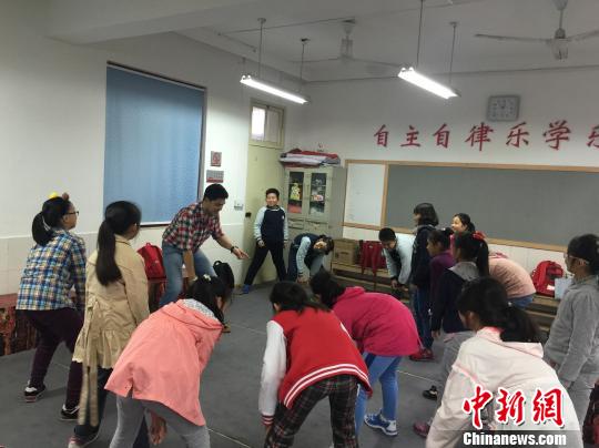 中国儿艺优秀演员杨成辅导南京琅琊路小学学生排演《成语魔方》 中国儿艺供图