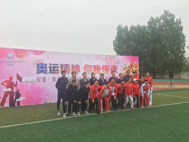 十名奥运冠军来天津当起体育老师,让孩子感受