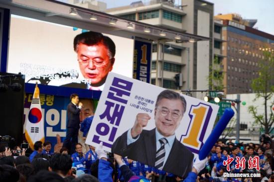4月17日，韩国最大在野党共同民主党总统候选人文在寅（图中）在首尔光化门广场参加竞选造势活动。韩国第19届总统选举竞选活动当日正式启动，包括国会5大党派代表在内的15名候选人将在22天的法定竞选期间奔走全国各地展开“拉票大战”。 中新社记者 吴旭 摄