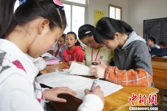 刘伟俐辅导学生们功课 钟欣 摄