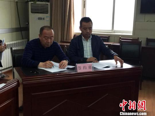 4月19日下午,兰州市民政局召开社会福利项目建设廉洁承诺会议。图为建设单位与施工方、监理方签订《项目建设廉洁责任承诺书》。 杜萍 摄