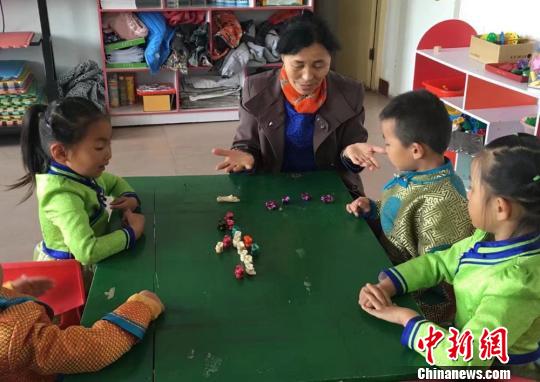 甘肃肃北幼儿园引蒙古族游戏 寓教于乐承传统