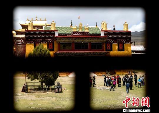 华文媒体记者们在惠远寺了解寺庙历史文化。 刘忠俊 摄