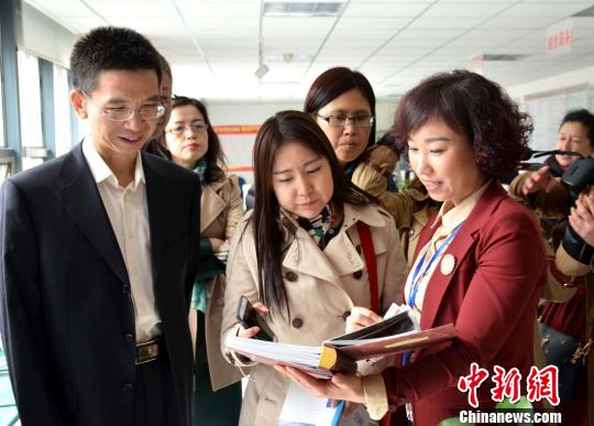 与会专家学者到社区考察“弘扬家教家风,树立家国情怀”主题活动。 沈殿成 摄