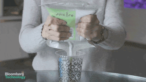 彭博社证实，Juicero的果汁包装不需要用榨汁机，用手就能挤出果汁。