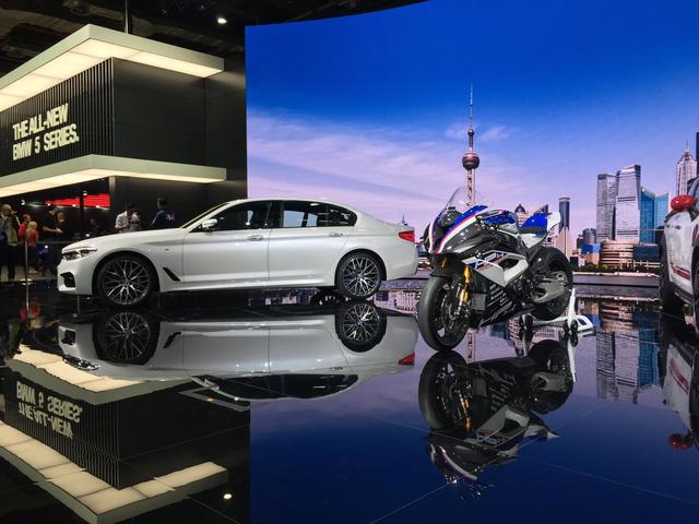 解读宝马最新高能摩托赛车HP4 RACE