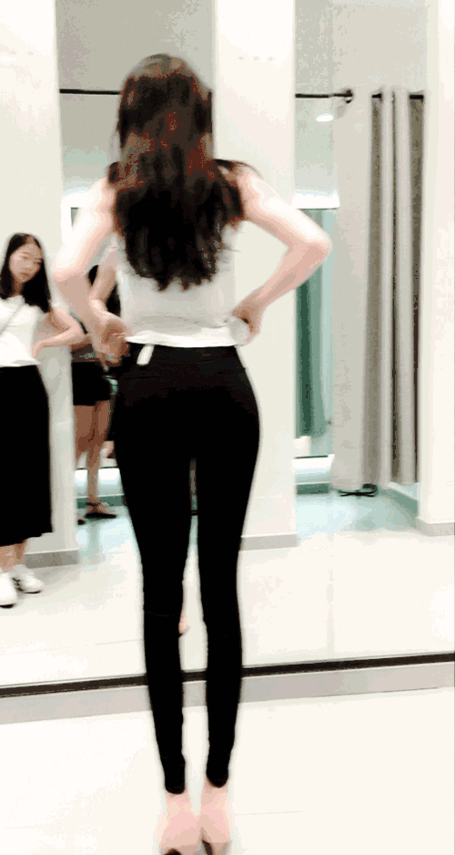 搞笑gif:帅哥你在玩游戏?别累着你的手,我帮你玩啊!
