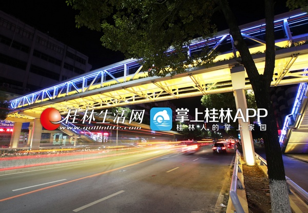 夜色下中山北路沃尔玛广场前的过街天桥。