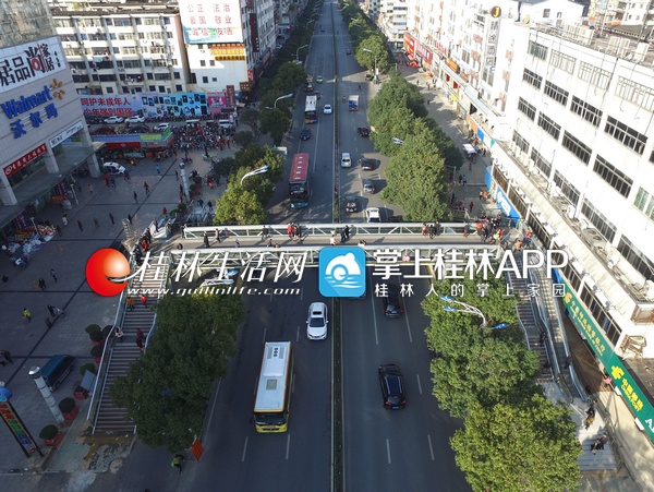 中山北路沃尔玛广场前的过街天桥。