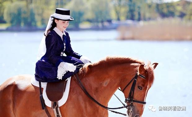 女性衣服的扣子设计,竟然是为了方便别人去解