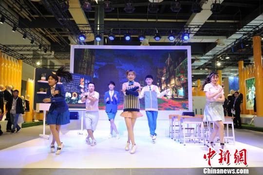 2018年校服流行趋势在沪发布 校服行业新标准