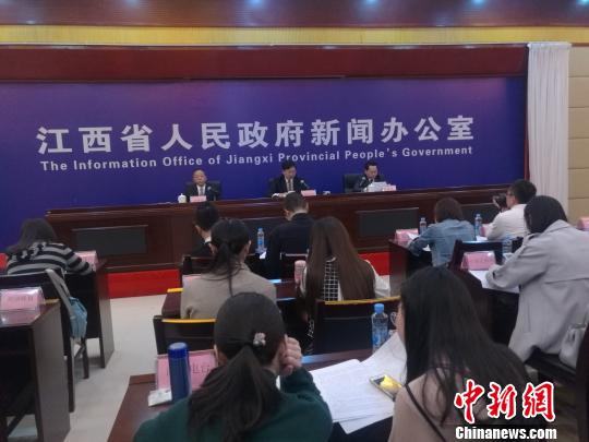 江西多部门20日联合召开“扫黄打非”新闻发布会。会上公布了2016年江西共组织查处各类“扫黄打非”案件166起，关闭违规违法网站120个，关停微信公众号和微博账号18个，删除各类不良信息6.4万余条。　苏路程　摄