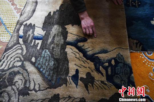 王选成介绍古毯的历史。 杨艳敏 摄