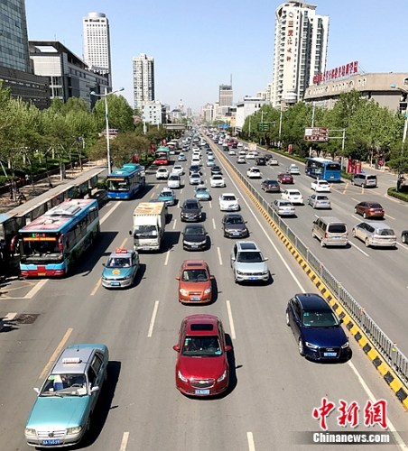 (图示:济南经十路山大路口附近路段)