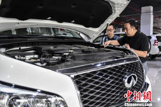 市民免费观摩逾百款世界名车和近距离选购心仪的进口靓车。 陈骥旻 摄