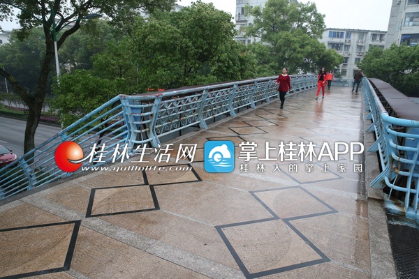 七星路石油六公司旁的过街天桥。