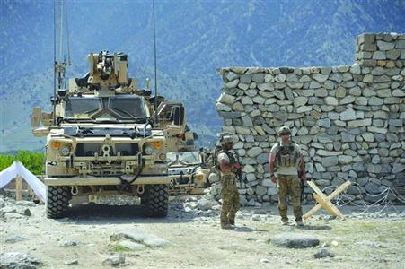 4月15日，阿富汗楠格哈尔省，美军士兵展开巡逻。 代贺　蒋超（新华社专特稿）