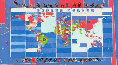 近30万个瓶盖拼贴世界地图