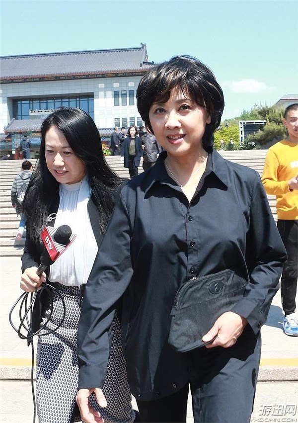 "女儿国"国王朱琳黑衣抵达