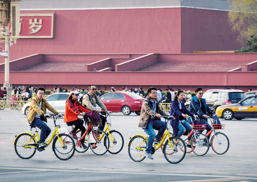 2017年清明小长假，北京长安街，市民游客骑共享单车出行游览， 成群结队的共享单车宛若“自行车王国”重现。图/CFP