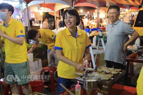 屏东市长林亚莼(中)。(图取自林亚莼脸书/“中央社”档案照片)