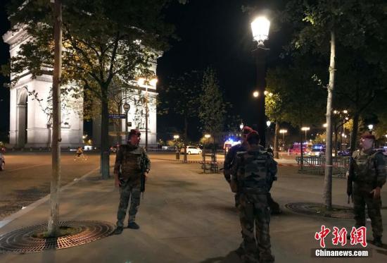 法国首都巴黎著名商业街香榭丽舍大道4月20日晚发生枪击事件，造成警察一死两伤，枪手被警方开枪击毙。法国总统奥朗德随后宣布，确信事件调查方向为“恐怖主义”。图为事发后法国军人在香榭丽舍大道周边地带巡逻。中新社记者 龙剑武 摄