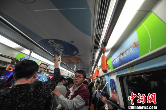 上下班高峰期,沈阳地铁二号线乘客也不忘欣赏满列车厢内仿佛置身其中的美景。 于海洋 摄