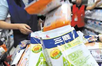 2008年,多名食用三鹿集团所生产奶粉的婴儿被发现患有肾结石,随后这些奶粉被检测出化工原料三聚氰胺,由此引发了国内乳制品行业的一场“地震”。图|网络