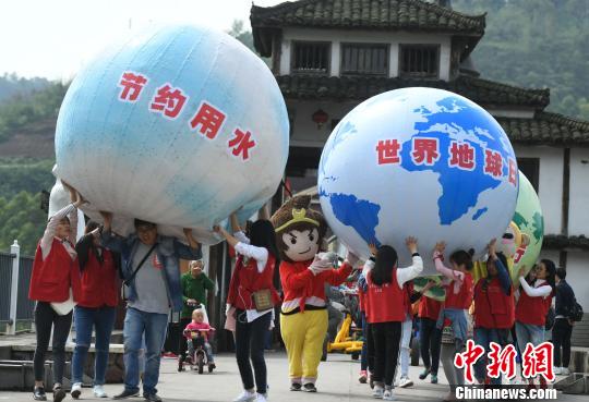 图为志愿者举着“地球”巡游。 陈超 摄