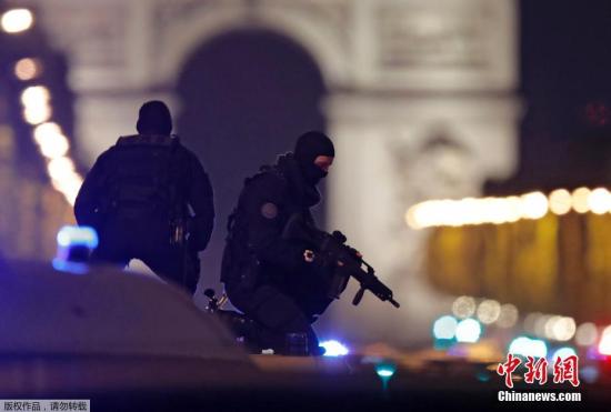 法国首都巴黎著名商业街香榭丽舍大道4月20日晚发生枪击事件，造成警察一死两伤，枪手也被警方开枪击毙。