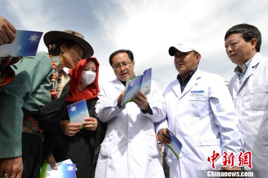 图为青海省人民医院医疗专家在玉树市为藏族群众讲解包虫病防治知识。 孙莹 摄