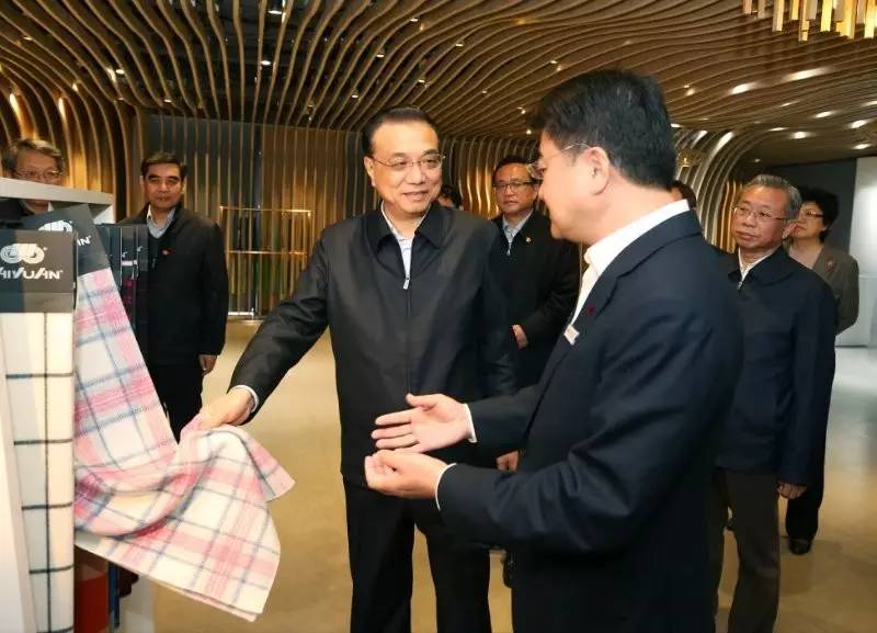 考察威海港 谷雨下麦田 李克强:再传统的行业都